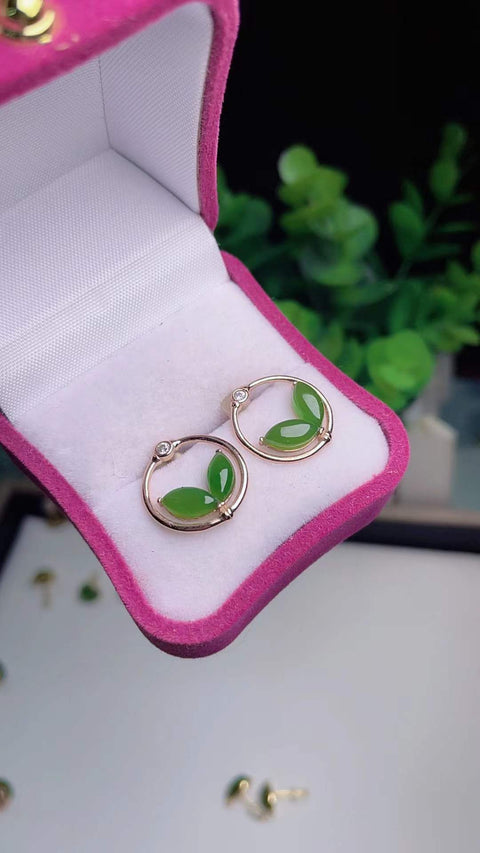 Anting-anting kancing giok nefrit alami, terbuat dari material tambang lama, dengan tekstur halus dan hangat, dipasang pada perak 925, ukuran 0,6 x 0,3 mm. Termasuk ongkos kirim dan pajak.