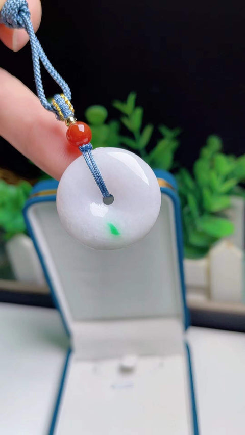 Gesper pengaman giok alami ini melambangkan kedamaian dan kesejahteraan, terbuat dari material tambang lama dengan tekstur halus dan hangat. Sentuhan warna hijau cerah sangat pas. Ukuran: 2,6 cm. Harga sudah termasuk ongkos kirim dan pajak.