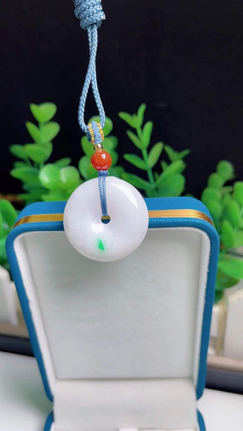 Gesper pengaman giok alami ini melambangkan kedamaian dan kesejahteraan, terbuat dari material tambang lama dengan tekstur halus dan hangat. Sentuhan warna hijau cerah sangat pas. Ukuran: 2,6 cm. Harga sudah termasuk ongkos kirim dan pajak.