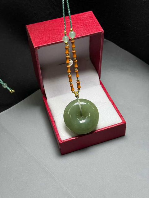 Giok Hetian, warna kuning kehijauan, "Geser Perdamaian" Dimensi: sekitar 29,5 x 9,5 mm. Harga sudah termasuk ongkos kirim dan pajak.
