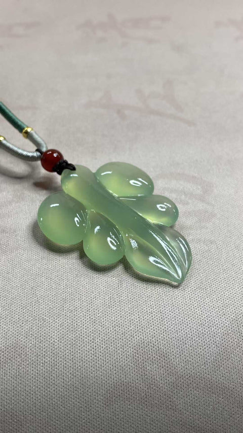 Ranting Emas dan Daun Giok (Karier Sukses): Giok Xiuyan yang indah, hijau neon – liontin, melambangkan kesuksesan besar dan karier yang berkembang. Ukuran: 45 x 33 mm. Termasuk ongkos kirim dan pajak.