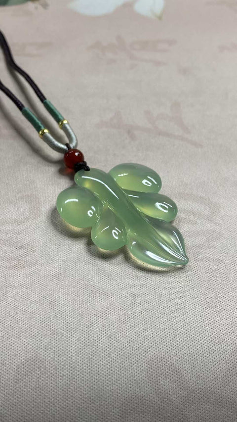 Ranting Emas dan Daun Giok (Karier Sukses): Giok Xiuyan yang indah, hijau neon – liontin, melambangkan kesuksesan besar dan karier yang berkembang. Ukuran: 45 x 33 mm. Termasuk ongkos kirim dan pajak.