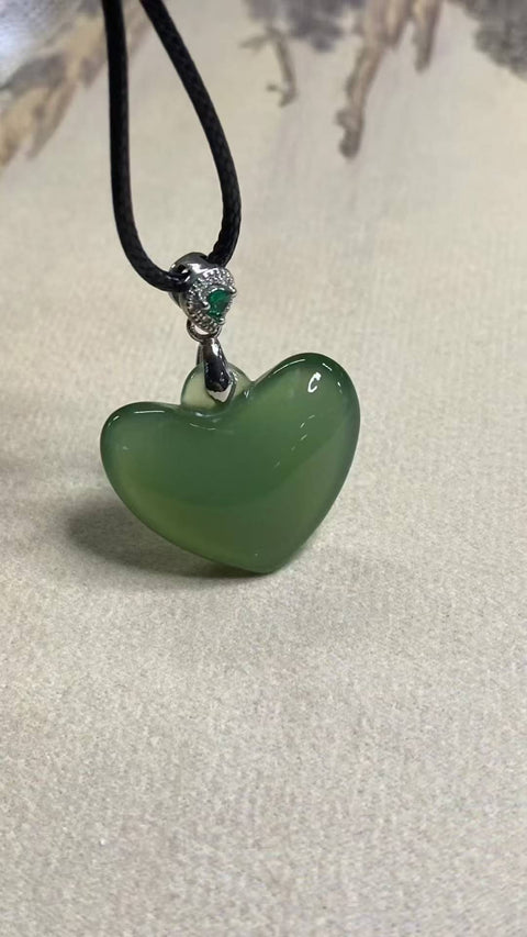 Liontin berbentuk hati: Liontin giok Xiuyan yang indah, berwarna hijau pekat, menampilkan dua hati yang harmonis. Dimensi: 29 x 24,5 mm. Termasuk ongkos kirim dan pajak.