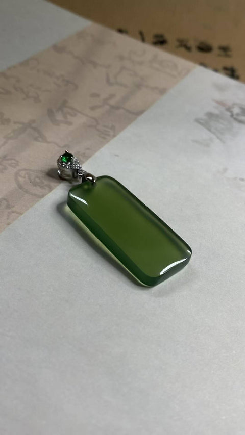 Liontin Perdamaian dan Keamanan: Giok Xiuyan yang indah, warna hijau pekat, melambangkan perdamaian dan keamanan. Spesifikasi: 36 x 16 x 5,6 mm, termasuk ongkos kirim dan pajak.