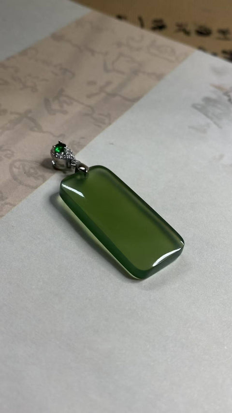 Liontin Perdamaian dan Keamanan: Giok Xiuyan yang indah, warna hijau pekat, melambangkan perdamaian dan keamanan. Spesifikasi: 36 x 16 x 5,6 mm, termasuk ongkos kirim dan pajak.