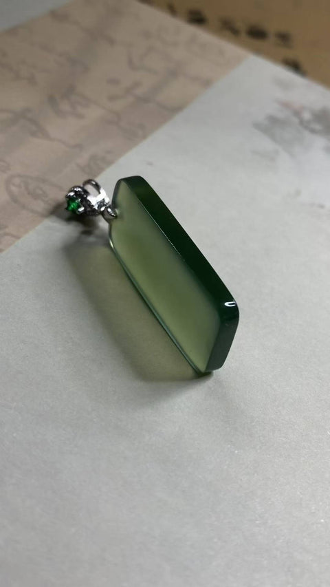 Liontin Perdamaian dan Keamanan: Giok Xiuyan yang indah, warna hijau pekat, melambangkan perdamaian dan keamanan. Spesifikasi: 36 x 16 x 5,6 mm, termasuk ongkos kirim dan pajak.