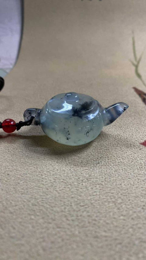 Tekko genggam: Giok Xiuyan yang indah dengan alas seperti es dan desain sapuan tinta – sebuah teko genggam, dimensi: 55 x 36 x 24,7 mm, termasuk ongkos kirim dan pajak.