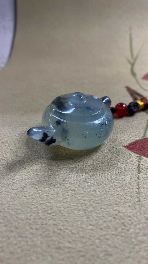 Tekko genggam: Giok Xiuyan yang indah dengan alas seperti es dan desain sapuan tinta – sebuah teko genggam, dimensi: 55 x 36 x 24,7 mm, termasuk ongkos kirim dan pajak.