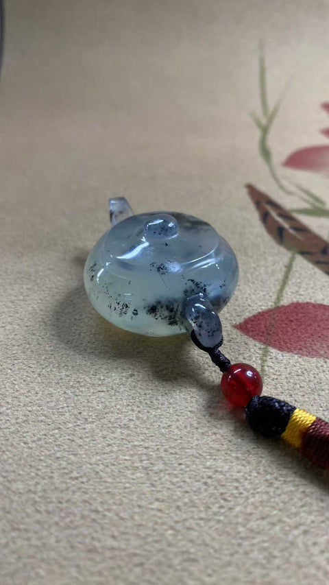Tekko genggam: Giok Xiuyan yang indah dengan alas seperti es dan desain sapuan tinta – sebuah teko genggam, dimensi: 55 x 36 x 24,7 mm, termasuk ongkos kirim dan pajak.