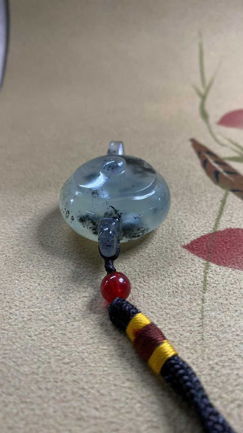 Tekko genggam: Giok Xiuyan yang indah dengan alas seperti es dan desain sapuan tinta – sebuah teko genggam, dimensi: 55 x 36 x 24,7 mm, termasuk ongkos kirim dan pajak.