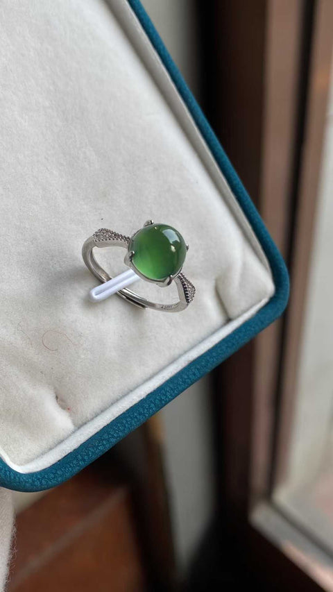 Cincin 💍: Giok Xiuyan yang indah, warna hijau pekat—dipasang pada perak 925, ukuran dapat disesuaikan, 8mm, termasuk ongkos kirim dan pajak.