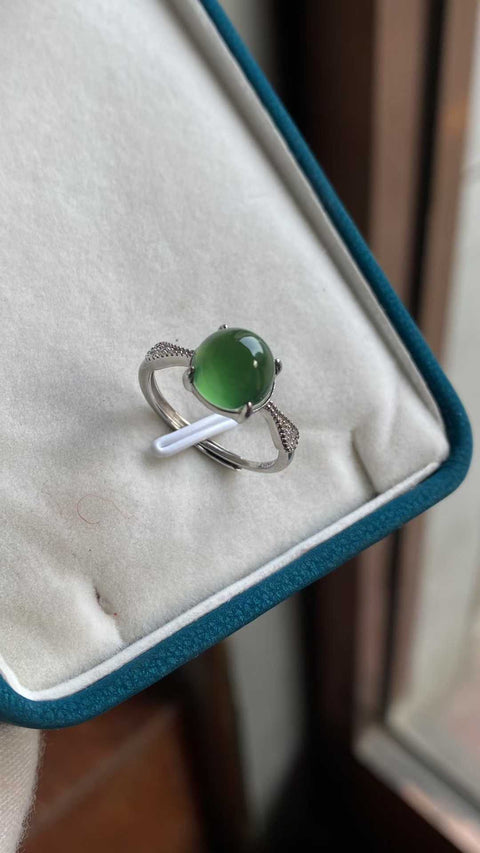 Cincin 💍: Giok Xiuyan yang indah, warna hijau pekat—dipasang pada perak 925, ukuran dapat disesuaikan, 8mm, termasuk ongkos kirim dan pajak.
