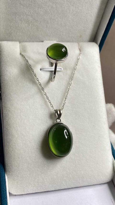 Set perhiasan giok Xiuyan yang indah, terbuat dari perak sterling 925. Cincin: 8 x 10 mm; Liontin giok: 13 x 18 mm; dipadukan dengan rantai perak. Termasuk ongkos kirim dan pajak.