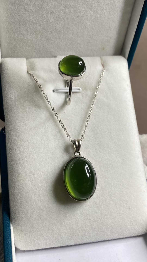 Set perhiasan giok Xiuyan yang indah, terbuat dari perak sterling 925. Cincin: 8 x 10 mm; Liontin giok: 13 x 18 mm; dipadukan dengan rantai perak. Termasuk ongkos kirim dan pajak.