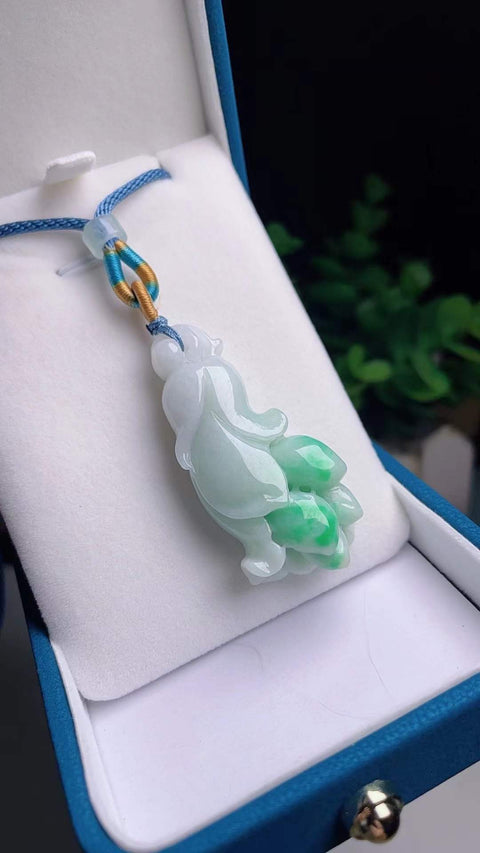 Liontin giok alami, melambangkan kekayaan dan kemakmuran, terbuat dari material tambang lama, dengan tekstur halus dan hangat, warna hijau zamrud, ukiran yang indah, dimensi 4,9 x 1,8 cm, termasuk ongkos kirim dan pajak.