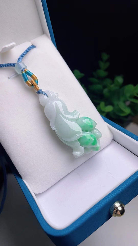 Liontin giok alami, melambangkan kekayaan dan kemakmuran, terbuat dari material tambang lama, dengan tekstur halus dan hangat, warna hijau zamrud, ukiran yang indah, dimensi 4,9 x 1,8 cm, termasuk ongkos kirim dan pajak.
