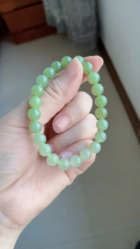 Gelang giok Hetian alami, terbuat dari material tambang lama, dengan tekstur yang halus dan hangat, gradasi warna yang indah, dan material yang sangat lembut. Terlihat cantik saat dikenakan. Ukuran: 0,8. Harga sudah termasuk ongkos kirim dan pajak.