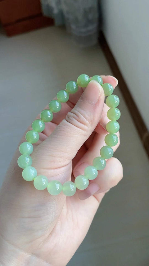Gelang giok Hetian alami, terbuat dari material tambang lama, dengan tekstur yang halus dan hangat, gradasi warna yang indah, dan material yang sangat lembut. Terlihat cantik saat dikenakan. Ukuran: 0,8. Harga sudah termasuk ongkos kirim dan pajak.