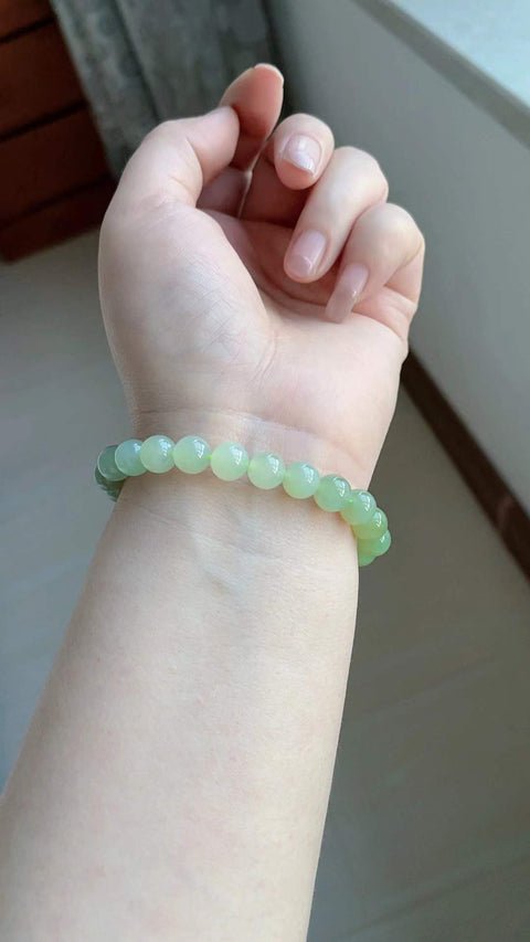 Gelang giok Hetian alami, terbuat dari material tambang lama, dengan tekstur yang halus dan hangat, gradasi warna yang indah, dan material yang sangat lembut. Terlihat cantik saat dikenakan. Ukuran: 0,8. Harga sudah termasuk ongkos kirim dan pajak.