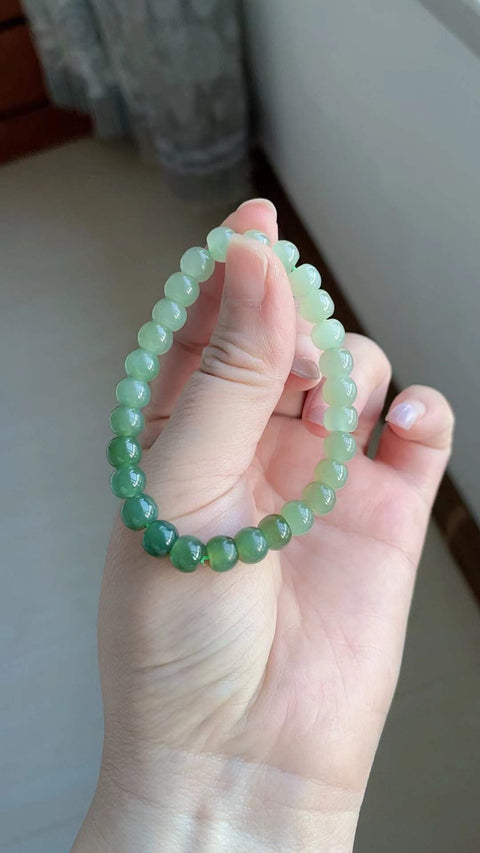 Gelang giok Hetian alami, terbuat dari material tambang lama, dengan tekstur yang halus dan hangat, gradasi warna yang indah, terlihat menawan saat dikenakan, nilai yang sangat baik untuk uang Anda, ukuran 0,7 x 0,5, termasuk ongkos kirim dan pajak.