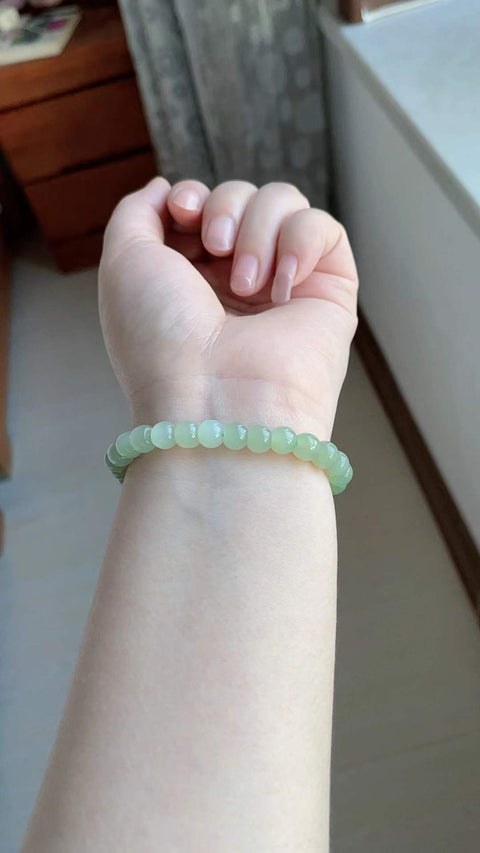 Gelang giok Hetian alami, terbuat dari material tambang lama, dengan tekstur yang halus dan hangat, gradasi warna yang indah, terlihat menawan saat dikenakan, nilai yang sangat baik untuk uang Anda, ukuran 0,7 x 0,5, termasuk ongkos kirim dan pajak.