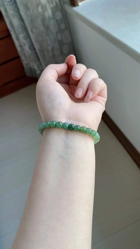 Gelang giok Hetian alami, terbuat dari material tambang lama, dengan tekstur yang halus dan hangat, gradasi warna yang indah, terlihat menawan saat dikenakan, nilai yang sangat baik untuk uang Anda, ukuran 0,7 x 0,5, termasuk ongkos kirim dan pajak.