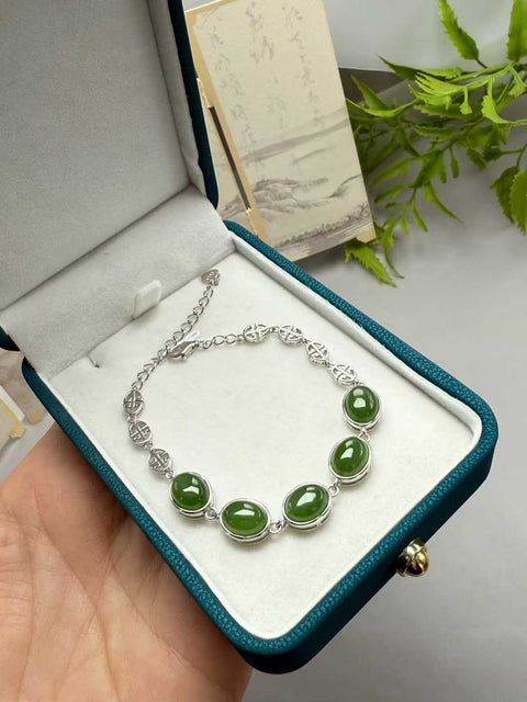 Gelang giok nefrit Hetian, bertatahkan perak sterling 925 dengan sangat indah. Gioknya berwarna hijau cerah dan berkilau. Ukuran perkiraan: 9 x 7 mm. Termasuk ongkos kirim dan pajak.