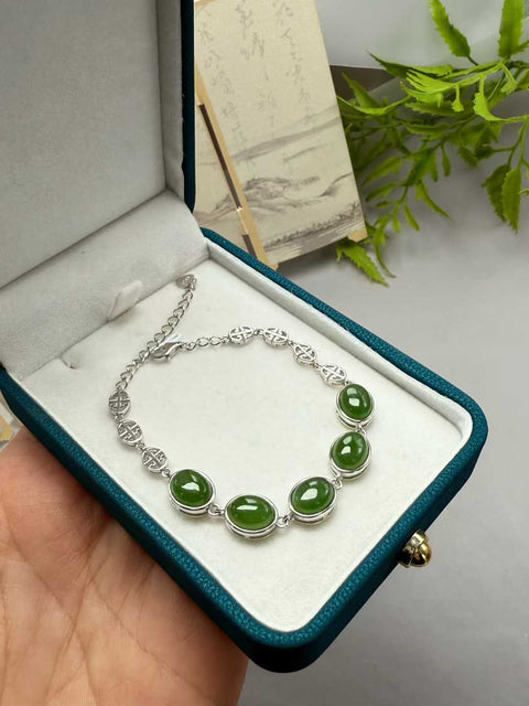 Gelang giok nefrit Hetian, bertatahkan perak sterling 925 dengan sangat indah. Gioknya berwarna hijau cerah dan berkilau. Ukuran perkiraan: 9 x 7 mm. Termasuk ongkos kirim dan pajak.