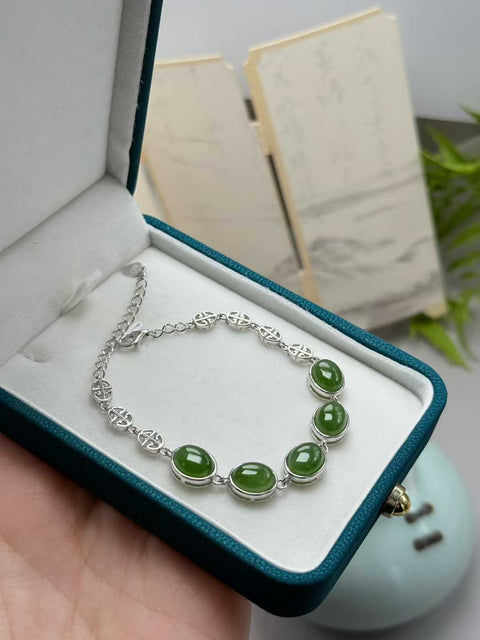 Gelang giok nefrit Hetian, bertatahkan perak sterling 925 dengan sangat indah. Gioknya berwarna hijau cerah dan berkilau. Ukuran perkiraan: 9 x 7 mm. Termasuk ongkos kirim dan pajak.