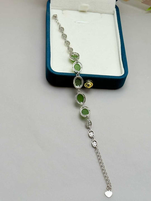 Gelang giok nefrit Hetian, bertatahkan perak sterling 925 dengan sangat indah. Gioknya berwarna hijau cerah dan berkilau. Ukuran perkiraan: 9 x 7 mm. Termasuk ongkos kirim dan pajak.