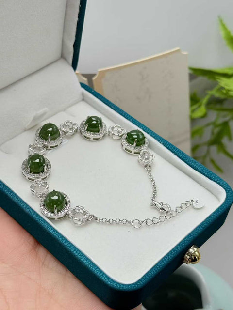 Gelang fashion bertatahkan giok Hetian (nefrit) dan perak sterling S925. Gioknya halus dan terasa hangat saat disentuh. 🕊Ukuran sekitar 8mm. Termasuk ongkos kirim dan pajak.