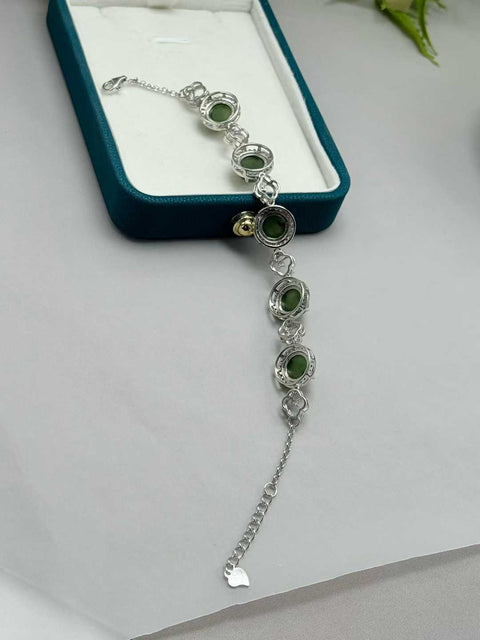 Gelang fashion bertatahkan giok Hetian (nefrit) dan perak sterling S925. Gioknya halus dan terasa hangat saat disentuh. 🕊Ukuran sekitar 8mm. Termasuk ongkos kirim dan pajak.