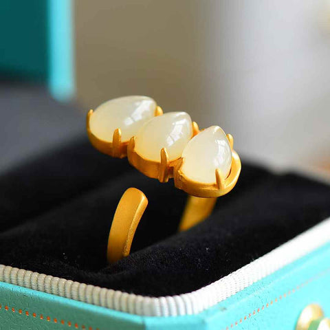 Cincin perak 1289-6#S925 bertatahkan giok Hetian (giok putih) berlapis emas buram. Gioknya bertekstur halus, berkilau, dan penuh warna. Desainnya elegan. Ongkos kirim dan pajak sudah termasuk.