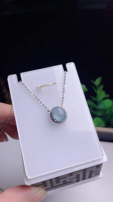 Kalung tulang selangka giok alami, material tambang lama, tembus pandang yang sangat baik, indah dan bergaya, dipasang pada perak 925, barang aslinya memiliki kesan sangat mewah, batu permata berukuran 8mm, harga sudah termasuk ongkos kirim dan pajak.