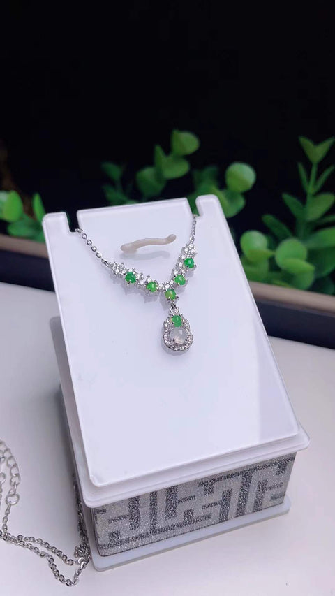 Kalung klavikula jadeit alami, bertahtakan perak sterling 925, bahan tambang tua, tekstur halus dan hangat, warna permen yang cantik, batu permata 3 x 5 mm termasuk biaya pengiriman dan pajak.