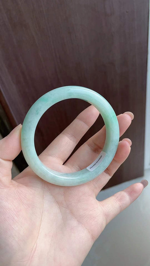 Gelang giok alami, material tambang lama, tekstur halus dan hangat, warna dasar hijau kacang, diameter 60mm, termasuk ongkos kirim dan pajak.