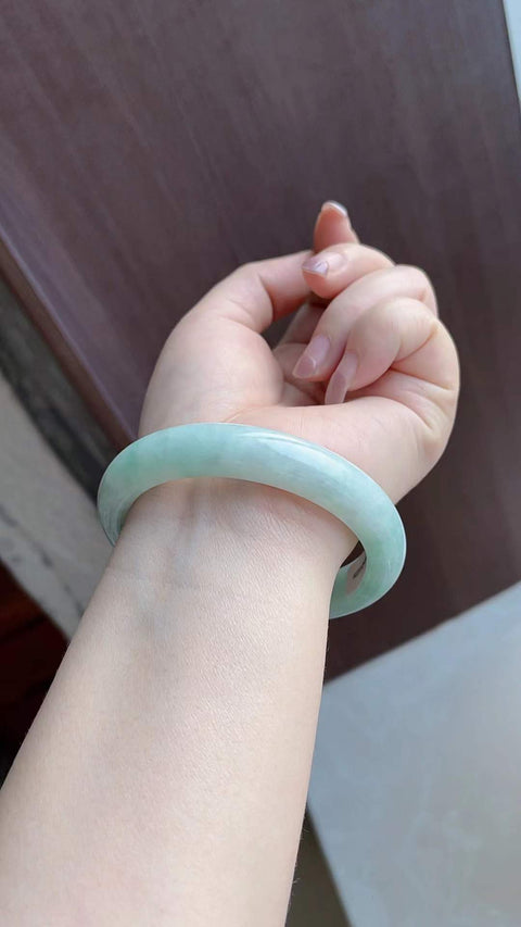 Gelang giok alami, material tambang lama, tekstur halus dan hangat, warna dasar hijau kacang, diameter 60mm, termasuk ongkos kirim dan pajak.
