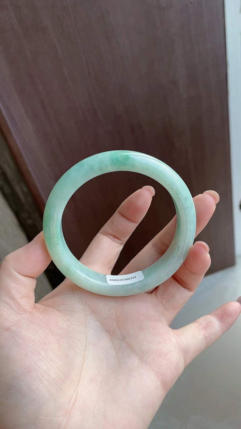 Gelang giok alami, material tambang lama, tekstur halus dan hangat, warna dasar hijau kacang, diameter 60mm, termasuk ongkos kirim dan pajak.