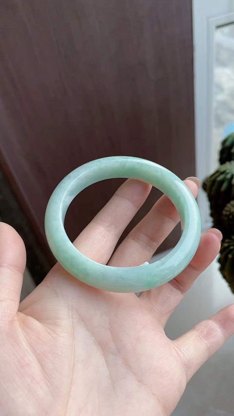 Gelang giok alami, material tambang lama, tekstur halus dan hangat, warna dasar hijau kacang, diameter 57mm, sudah termasuk ongkos kirim dan pajak.