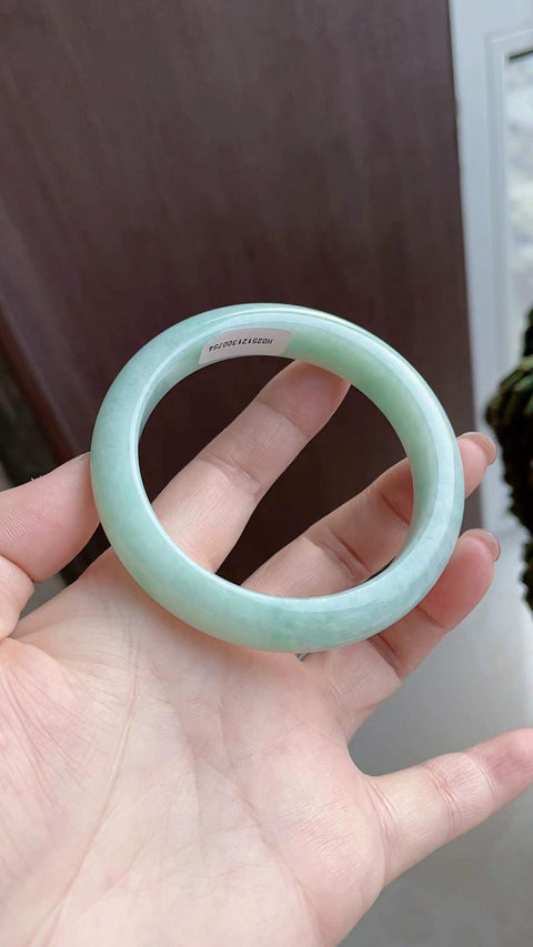 Gelang giok alami, material tambang lama, tekstur halus dan hangat, warna dasar hijau kacang, diameter 57mm, sudah termasuk ongkos kirim dan pajak.