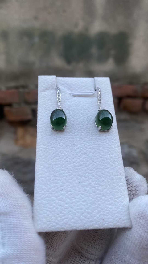 Anting-anting: Anting-anting kancing giok Xiuyan hijau penuh yang indah, dipasang pada perak 925, ukuran: 7 x 9 mm, termasuk ongkos kirim dan pajak.