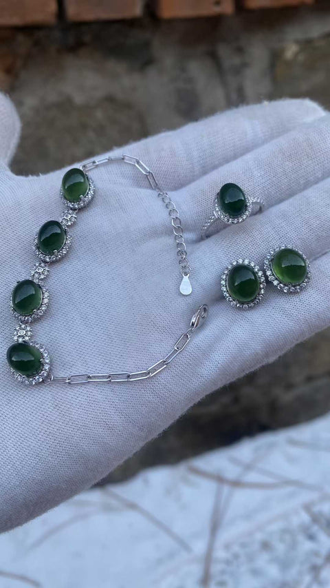 Set perhiasan giok Xiuyan yang indah, warna hijau pekat, dipasang pada perak 925. Gelang (ekstra panjang): 7x9mm; Anting: 8x10mm; Cincin (ukuran dapat disesuaikan): 7x9mm. Termasuk ongkos kirim dan pajak.