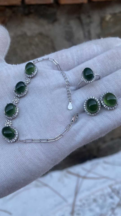 Set perhiasan giok Xiuyan yang indah, warna hijau pekat, dipasang pada perak 925. Gelang (ekstra panjang): 7x9mm; Anting: 8x10mm; Cincin (ukuran dapat disesuaikan): 7x9mm. Termasuk ongkos kirim dan pajak.