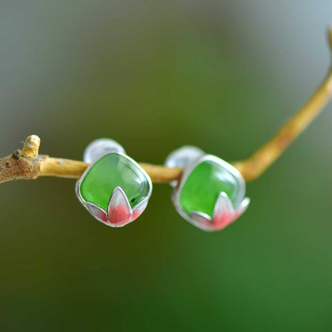 Anting-anting giok Hetian berbentuk teratai persegi dan bulat bertatahkan perak 17144#925. Desain baru dan unik, pengerjaan yang indah, dan istimewa. Ukuran giok: 8*8 cm. Harga sudah termasuk ongkos kirim dan pajak.