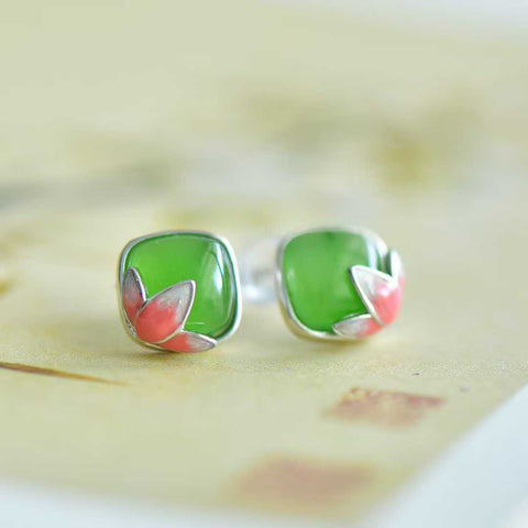 Anting-anting giok Hetian berbentuk teratai persegi dan bulat bertatahkan perak 17144#925. Desain baru dan unik, pengerjaan yang indah, dan istimewa. Ukuran giok: 8*8 cm. Harga sudah termasuk ongkos kirim dan pajak.