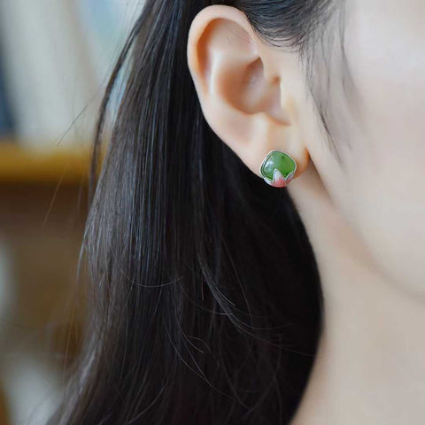 Anting-anting giok Hetian berbentuk teratai persegi dan bulat bertatahkan perak 17144#925. Desain baru dan unik, pengerjaan yang indah, dan istimewa. Ukuran giok: 8*8 cm. Harga sudah termasuk ongkos kirim dan pajak.