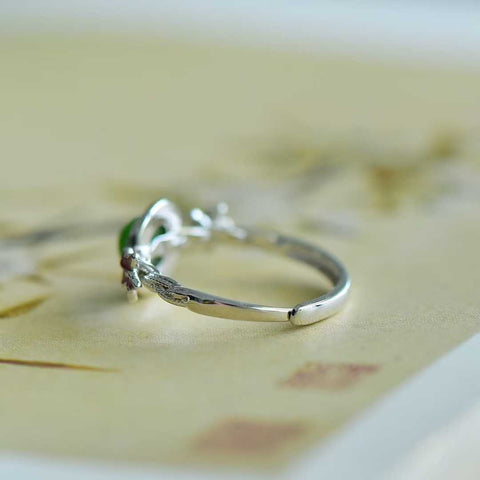 🌸19050#925 cincin perak sterling bertatahkan giok Hetian berbentuk drum bulat dengan motif bunga plum. Ukuran giok: 6*6 cm. Termasuk ongkos kirim dan pajak.