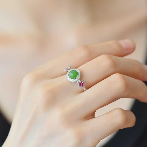 🌸19050#925 cincin perak sterling bertatahkan giok Hetian berbentuk drum bulat dengan motif bunga plum. Ukuran giok: 6*6 cm. Termasuk ongkos kirim dan pajak.