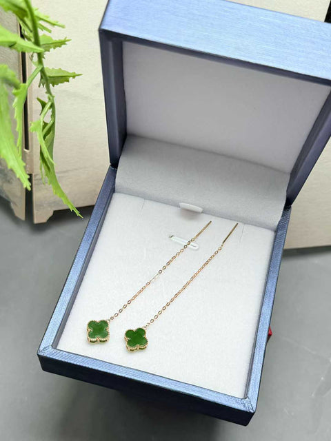 Anting-anting Daun Semanggi Empat "Lucky Clover" - Jimat Keberuntungan, Gaya Desainer - Emas 18k Bertatahkan Giok Hetian 🍀🍀 Bergaya dan Serbaguna 🪁🪁 Ukuran: Sekitar 9×3mm. Termasuk ongkos kirim dan pajak.