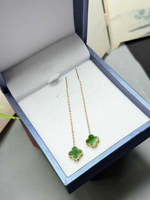 Anting-anting Daun Semanggi Empat "Lucky Clover" - Jimat Keberuntungan, Gaya Desainer - Emas 18k Bertatahkan Giok Hetian 🍀🍀 Bergaya dan Serbaguna 🪁🪁 Ukuran: Sekitar 9×3mm. Termasuk ongkos kirim dan pajak.